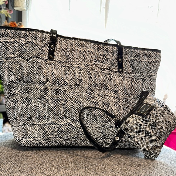 Nine West Snake Print Tote & Matching Wristlet Clutch Vegan Gently Used 2 pieces - Picture 1 of 16